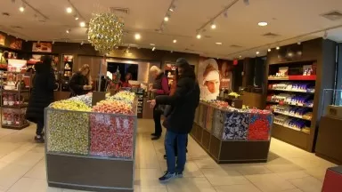 Lindt Chocolate Shop   Princeton   Whats In There   4K Store Tour   Please LikeSubscribe, Thanks